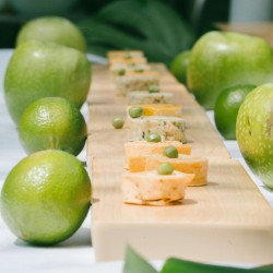 Plateau REGLETTE L en Mélamine Effet Bois – 40 x 10 x 2,3 cm -  Présentation stylée et originale pour buffets professionnels