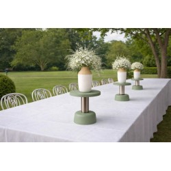 Vase BOETIE afin d’accentuer la verticalité et renforcer le contraste entre métal, rotin et supports de buffet.