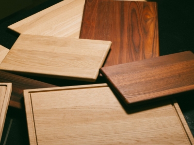 Quel bois choisir pour des plateaux et planches de présentation professionnels ?